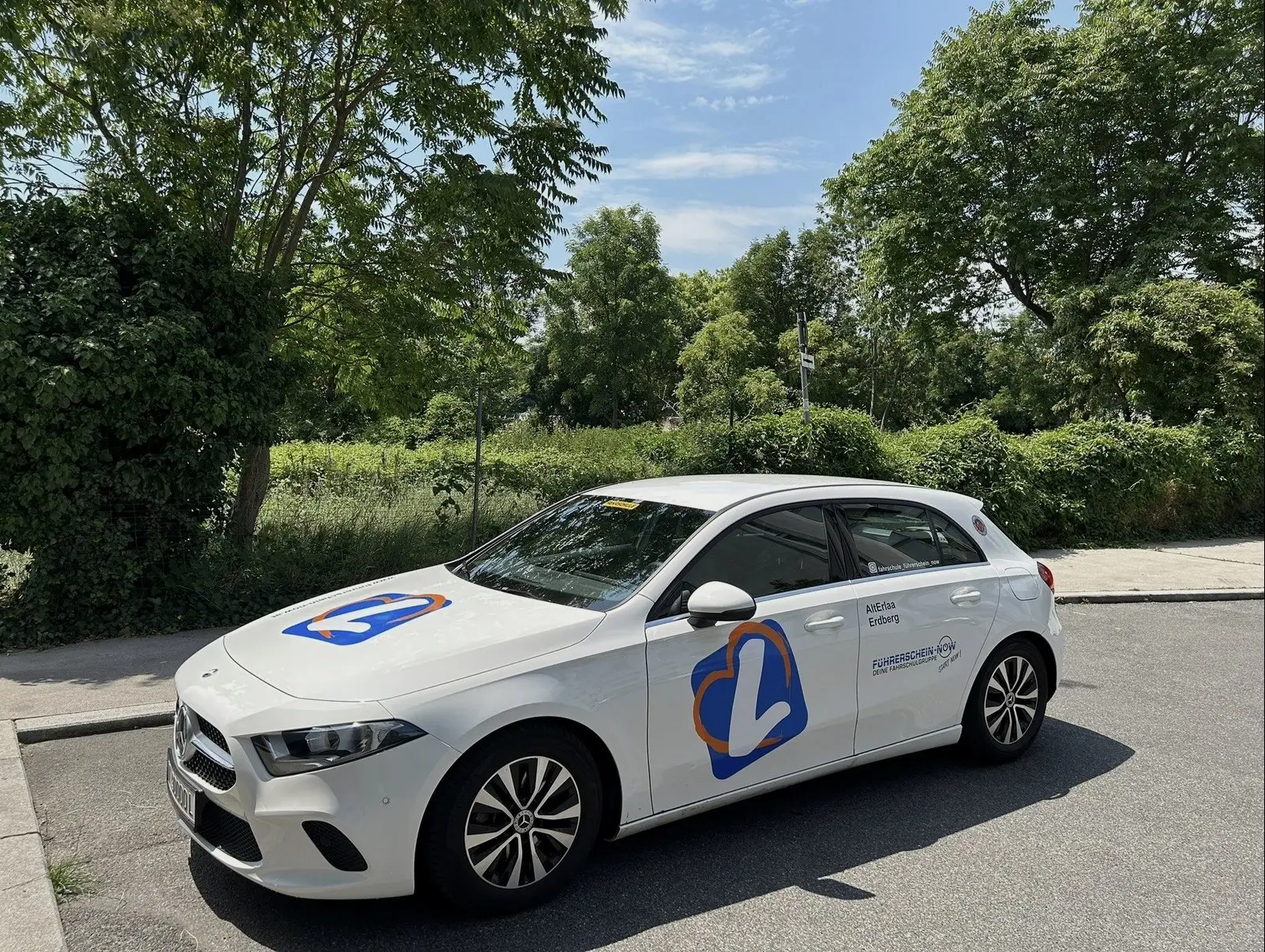 Mercedes A-Klasse der Fahrschule Führerschein-Now in der Sonne