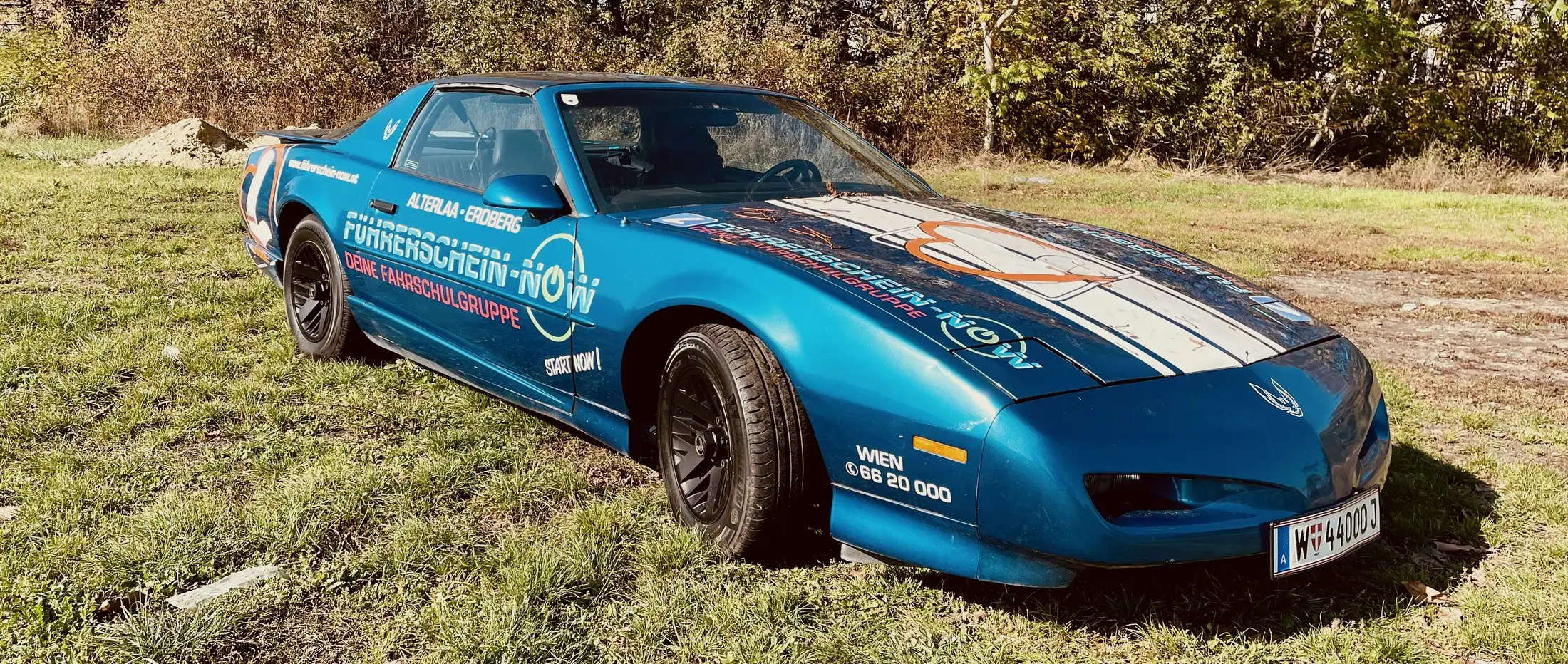 Blauer Pontiac Firebird im Design der Fahrschule Führerschein-Now