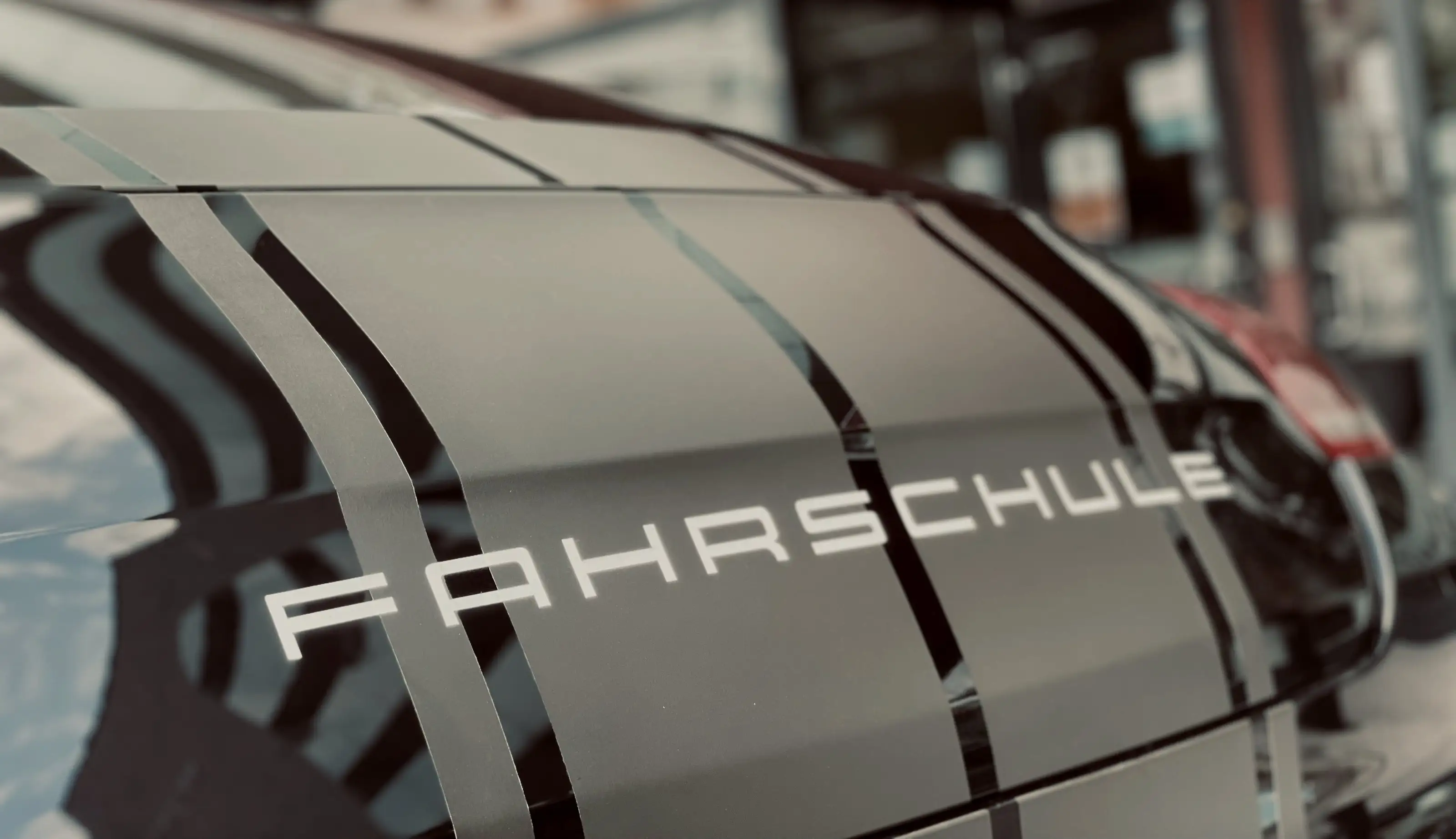 Schriftzug „Fahrschule“ auf dem Porsche Panamera der Fahrschule Führerschein-Now