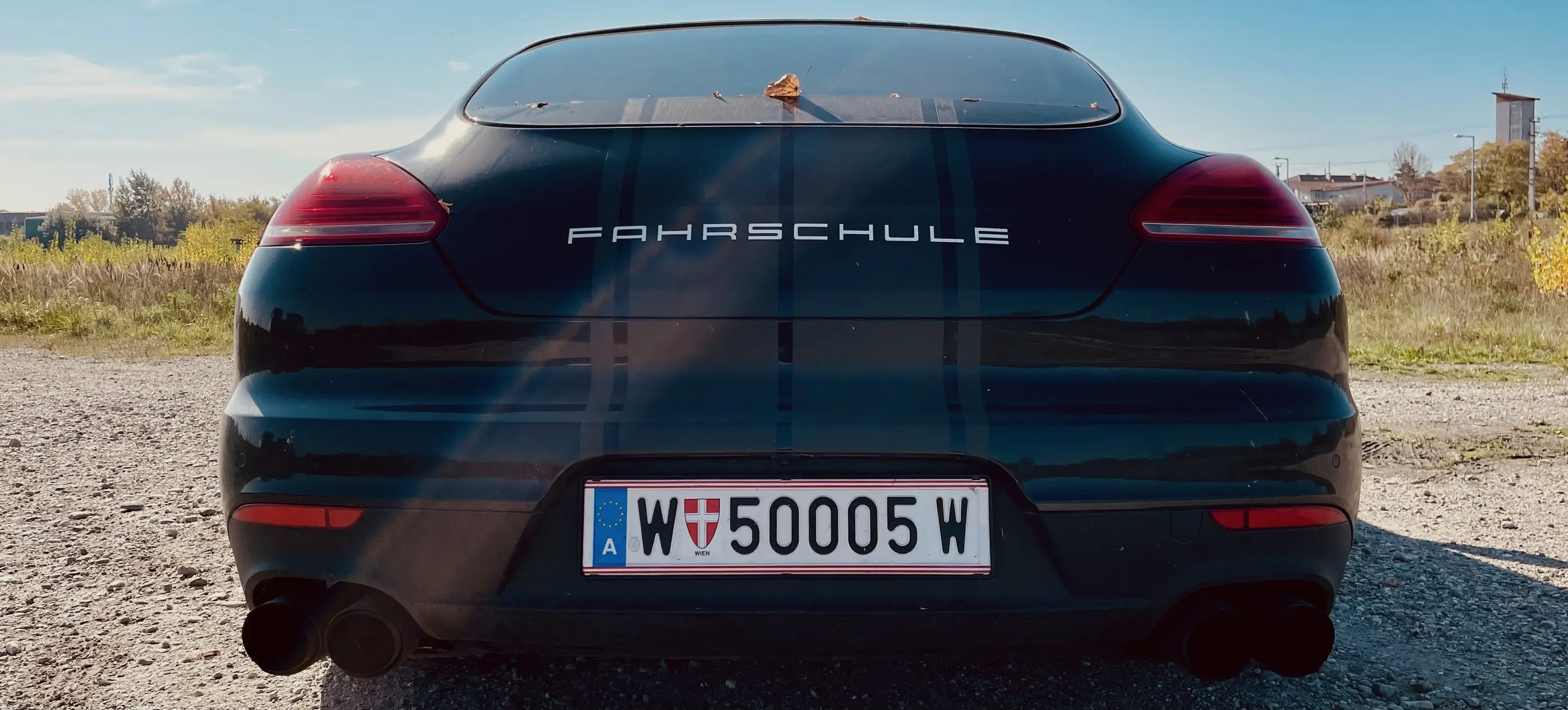 Heckansicht des Porsche Panamera der Fahrschule mit dem Schriftzug Fahrschule